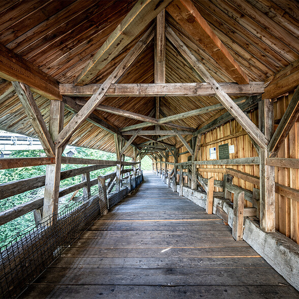 Insight into a crossing of the Rosanna bridge. It consists only of wood and nails.