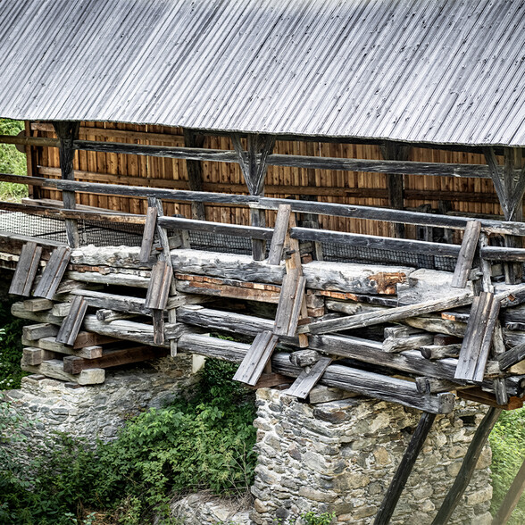 Scaffolding of the Rosanna Bridge, consisting of a stone foundation and a wooden structure