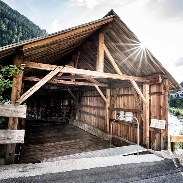 Northern entrance to the Rosanna Bridge, with aesthetic sunbeams kissing the roof