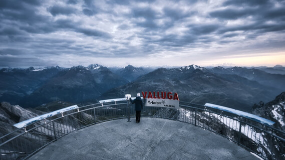 Dame steht auf der Valluga-Aussichtsplattform