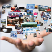 Eine Hand präsentiert schwebende Bilder von Freizeit- und Naturerlebnissen.