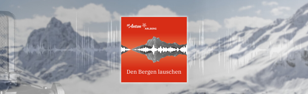 Podcast-Cover „Den Bergen lauschen“ von St. Anton am Arlberg vor winterlicher Alpenkulisse mit Tonspur und Mikrofon.