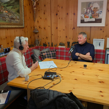 Podcast-Aufnahme in gemütlicher Holzstube mit Max Kögl und Helmut Mall