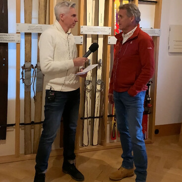 Interview im Skimuseum mit historischen Skiern im Hintergrund zwischen Max Kögl und Martin Ebster