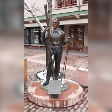 Denkmal Friedl Pfeifer in Aspen - Bronzefarbende Metallskulptur auf einem Sockel