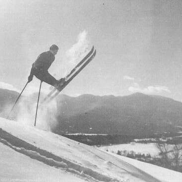 Historische Aufnahme von Otto Lang, wie er mit Skiern springt