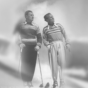 Alte Aufnahme von Toni Matt und Luggi Föger wie sie auf Skiern das sonnige Wetter genießen