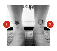 Zwei Tattoos an den Knöcheln: links eine schwarze Schneeflocke, rechts ein minimalistisches Symbol, das an eine Pistenmarkierung erinnert.