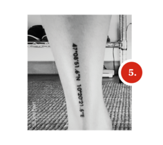 Tattoo auf der Wade mit geografischen Koordinaten: 47.08154°N, 10.20316°E – vermutlich ein bedeutungsvoller Ort in den Alpen.