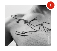 Nahaufnahme eines Tattoos auf der Brust eines Mannes. Das Motiv zeigt stilisierte Skiliftlinien mit Pisten und Punkten, die an ein Skigebiet erinnern.