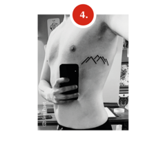 Ein junger Mann mit freiem Oberkörper zeigt sein Tattoo an der Körperseite: drei stilisierte Bergspitzen in schwarzer Linienführung.