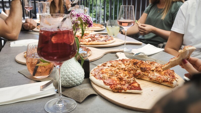 Pizza auf der Sonnenterrasse