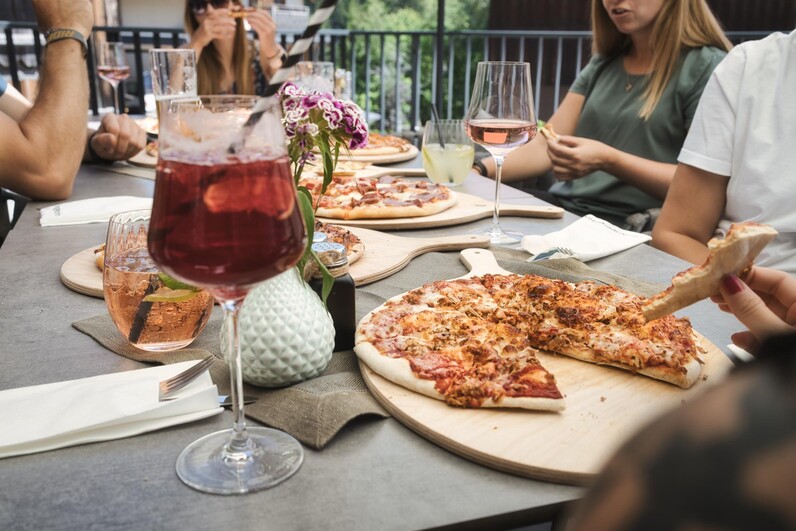 Pizza auf der Sonnenterrasse
