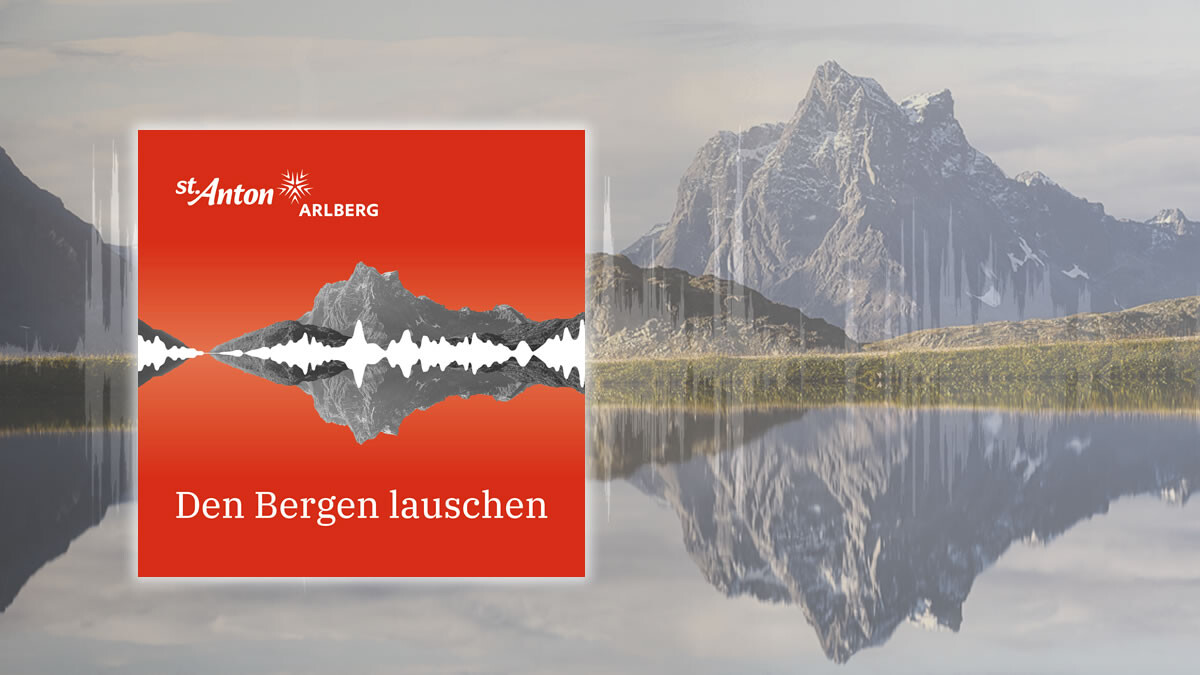 Podcast „Den Bergen lauschen“ vor grüner Alpenlandschaft mit Tonspur und Mikrofon-Overlay.