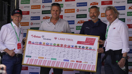 Offizielle präsentieren die signierte Starttafel der Tour of Austria Etappe in St. Anton.