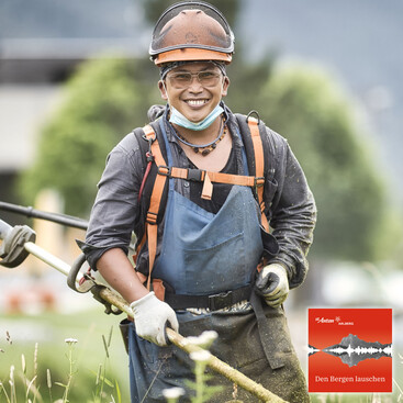 Adji Becker mit Schutzhelm, Schutzbrille und Motorsense steht inmitten einer Wiese, das Podcast-Logo ist unten rechts eingeblendet.