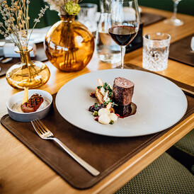 Rindsfilet mit Beilagen, schön garniert 