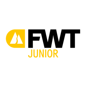 Freeride World Tour Junior Logo: Gelber Halbkreis mit einem weißen BErg darin. "FWT" in schwarz geschrieben und "Junior" in gelb darunter