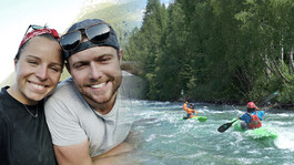 Zwei junge Menschen lächeln in die Kamera, rechts daneben Kajakfahrer auf einem Wildfluss in grüner Waldlandschaft.
