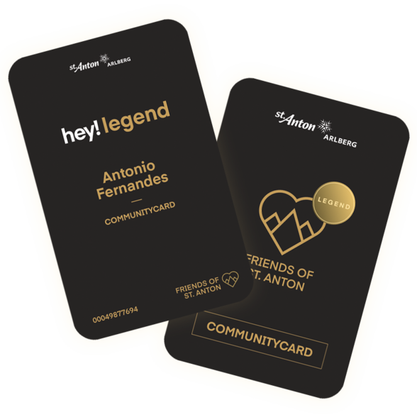 Abgebildet sind zwei schwarze community cards mit goldenem Rand der Initiative „Freunde von St. Anton“.