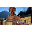 Kupferner Brennkessel im Freien mit Verkostungsgläsern und alpinem Panorama / Copper still outdoors with tasting glasses and alpine panorama
