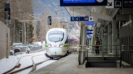  ICE-Zug fährt in den verschneiten Bahnhof St. Anton am Arlberg ein.