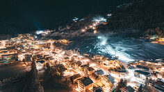 Drohnenaufnahme von St. Anton am Arlberg bei Nacht im Winter