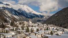 Drohnenaufnahme von Pettneu am Arlberg mit schöner bergkulisse im Winter