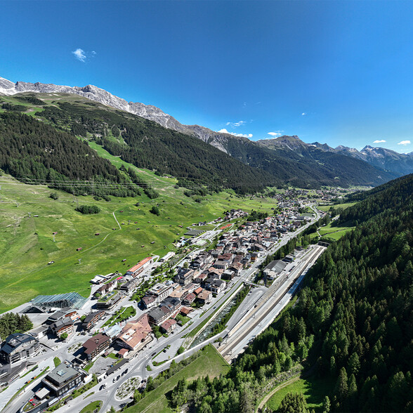 Drohnenaufnahemen von St. Anton am Arlberg im Sommer, grüne Bergwiesen, Berglandschaft