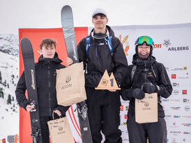 Drei junge Skifahrer der Kategorie U16 stehen auf dem Podium. Sie halten braune Papiertüten mit Preisen und lächeln in die Kamera.