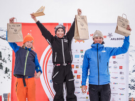 Drei Jungs stehen auf dem Podium der Herren U14 und halten stolz ihre Preise. Sie tragen Winterjacken und bunte Skihosen.