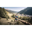 Teilnehmender beim Wadlbeißer-Wettkampf zieht sich mit Seil steil bergauf / Participant in the “Wadlbeißer” race pulls themselves uphill with a rope