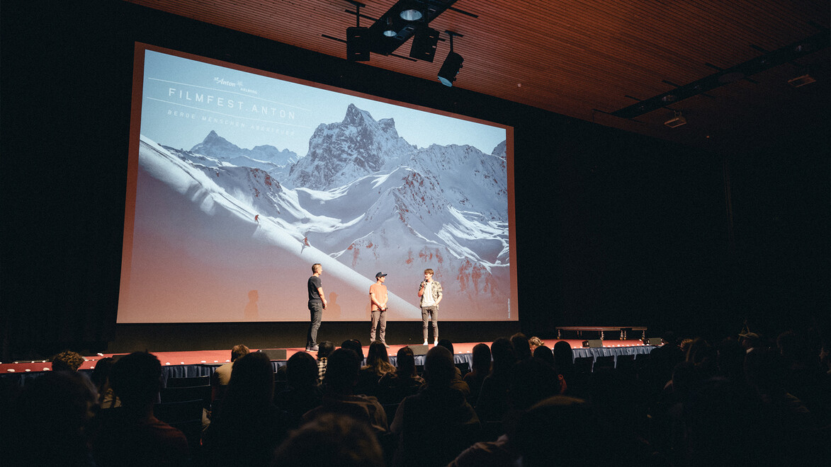 Bühne mit Vortrag und großem Alpenpanorama bei einem Filmfestival / Stage with presentation and large alpine panorama at a film festival