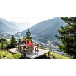 Gruppe beim Picknick an einem Holzplateau mit Blick ins Tal / Group having a picnic on a wooden platform with valley view