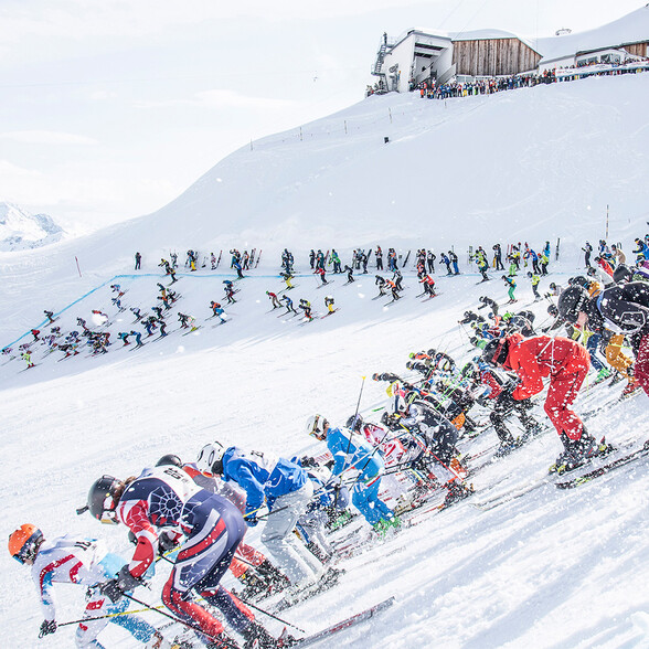 Massenstart des Weissen Rausch mit rund 150 Athleten, die auf Skiern ins Tal fahren.