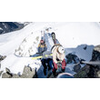 Alpinisten mit Skiern balancieren auf felsigem Schneegrat / Alpinists with skis balancing on snowy rocky ridge
