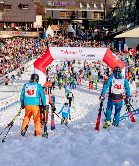 Das Ziel des Weissen Rausch mit einer tobenden, großen Menschenmasse die alle Skifahrer:innen anfeuern.