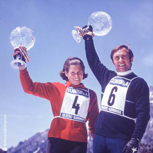 Gertrud Gabl und Karl Schranz posieren stolz mit ihren Weltcupkristallkugeln in St. Anton am Arlberg in den 1960er Jahren.