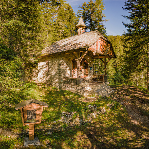 Die Stiegenegg-Kapelle liegt malerisch in einem lichtdurchfluteten Wald. Das kleine steinerne Kirchlein mit Holzdach und Glockenturm ruht auf einem natürlichen Plateau und ist über einen Waldbodenweg erreichbar.