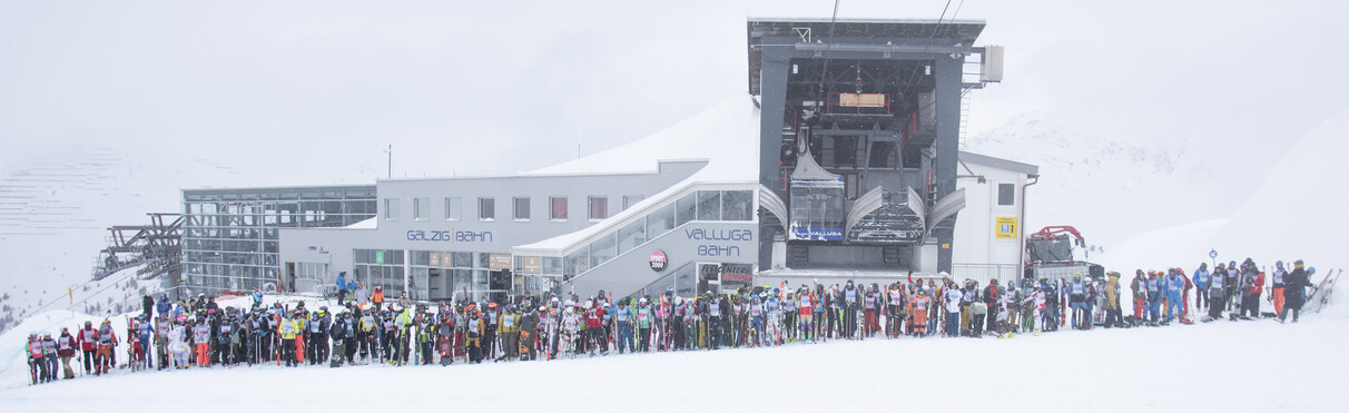 Die Athlet:innen warten gespannt auf den Startschuss des Weissen Rausch 2024. Bei Schneefall auf der Galzigbahn Bergstation.