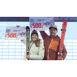 Frau und Mann mit Skiern und Gewinngutscheinen lächeln vor Siegerehrungstafel / Woman and man with skis and winner vouchers smiling in front of results board