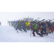 Teilnehmende starten laufend mit Skiern in der Hand bei dichtem Nebel / Participants start running with skis in hand through dense fog