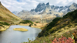 Bergsee mit Alpenpanorama und dem markanten Patteriol im Hintergrund.