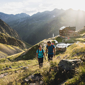 Ein Pärchen beim Wandern in St. Anton am Arlberg
