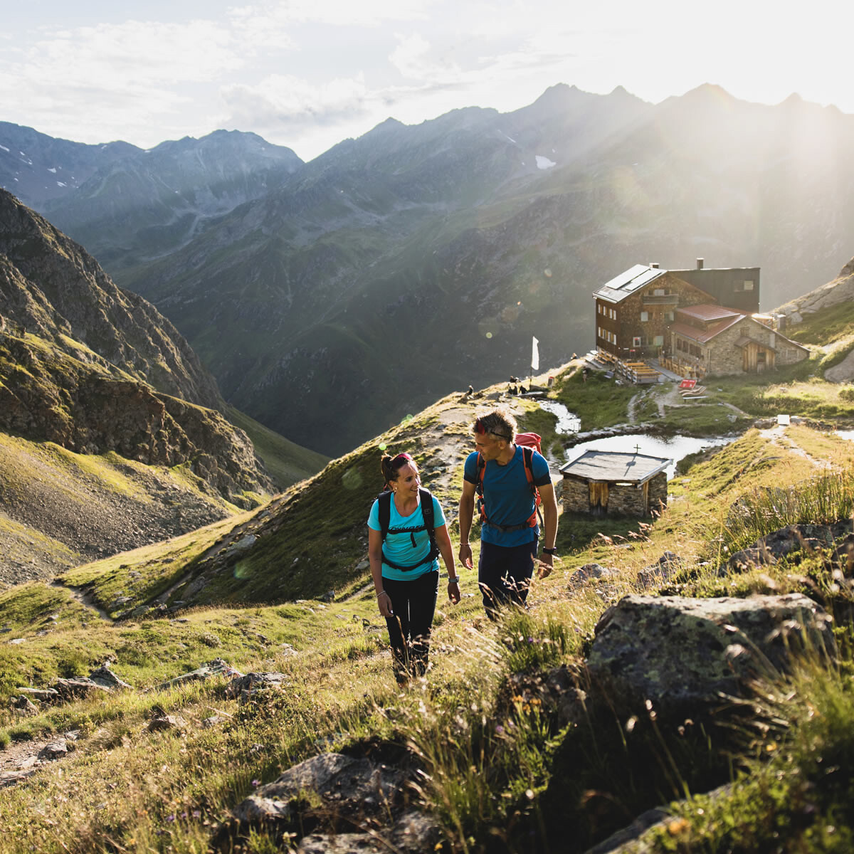 Paar wandert oberhalb von St. Anton
