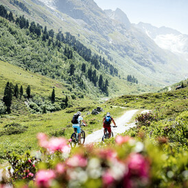 Zwei Mountainbiker auf den Weg zum Kartellsee