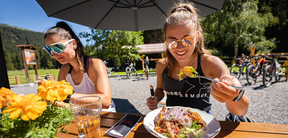 Zwei Damen laben sich an gut-bürgerlichen Speisen in der Wagner Hütte