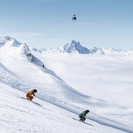 Zwei Skifahrer auf den Pisten von St. Anton am Arlberg