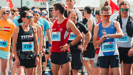 Viele Athleten stehen am Start des Montafon Arlberg Marathon, sie sind sommerlich, sportlich gekleidet. 