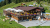 Gemütliche Berghütte mit großer Sonnenterrasse und Spielbereich im Grünen / Cozy alpine hut with large sun terrace and play area surrounded by greenery